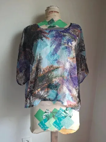 Blouse fluide transparente, imprimée tropical, en très bon état, taille 42/44