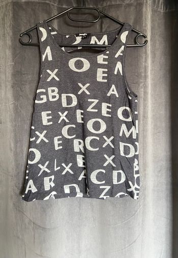 Débardeur avec une partie dos nu et motif lettres