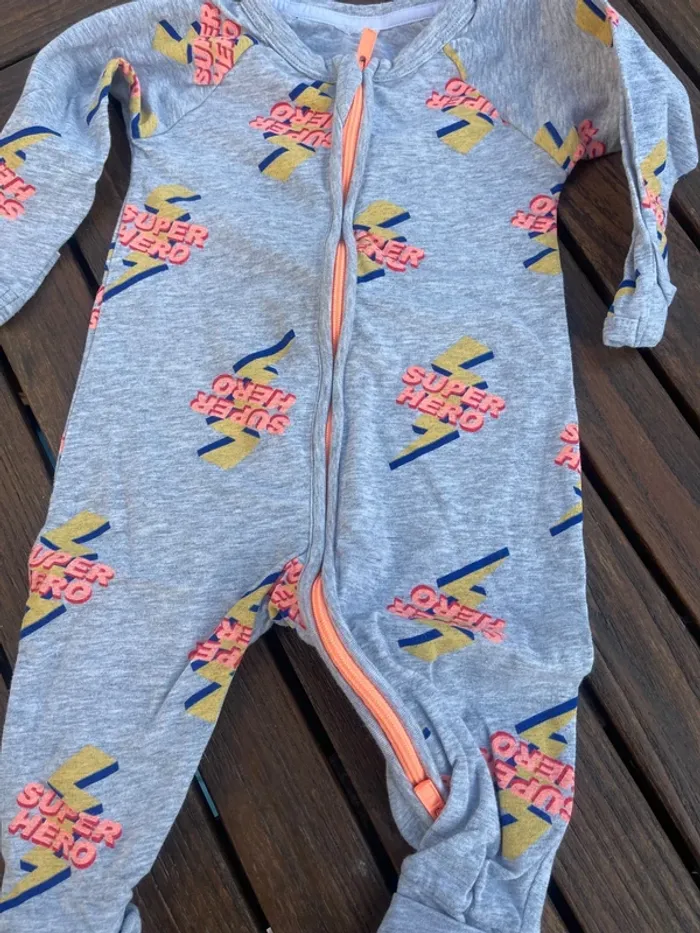 2 ensembles et un pyjama 6 mois - photo numéro 6
