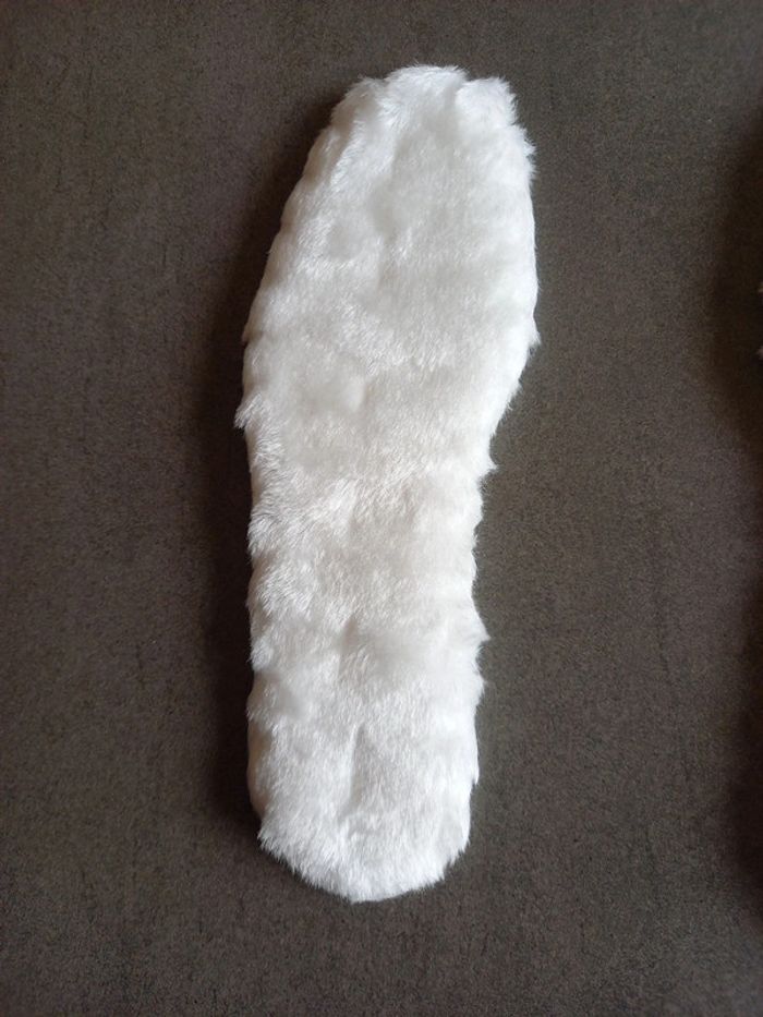 Semelles chaudes fourrure blanche neuves - photo numéro 4