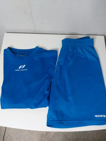 Ensemble sport bleu, haut "Pro touch", bas " Kipsta"