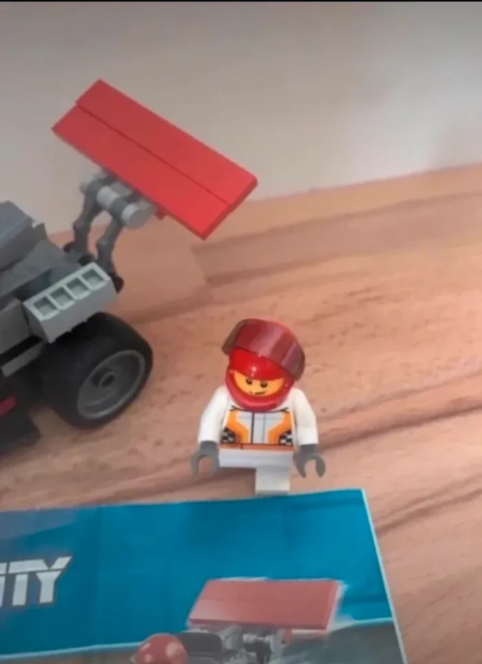 lego City Dragster et son pilote complet avec notice de montage - photo numéro 5
