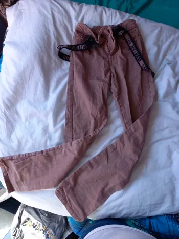Pantalon à bretelles