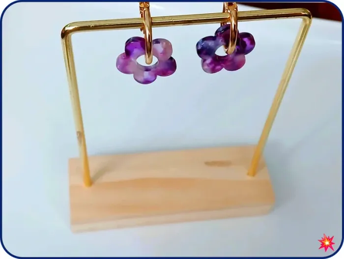 Créoles fleurs marbrées violet – Esprit pop et tendance