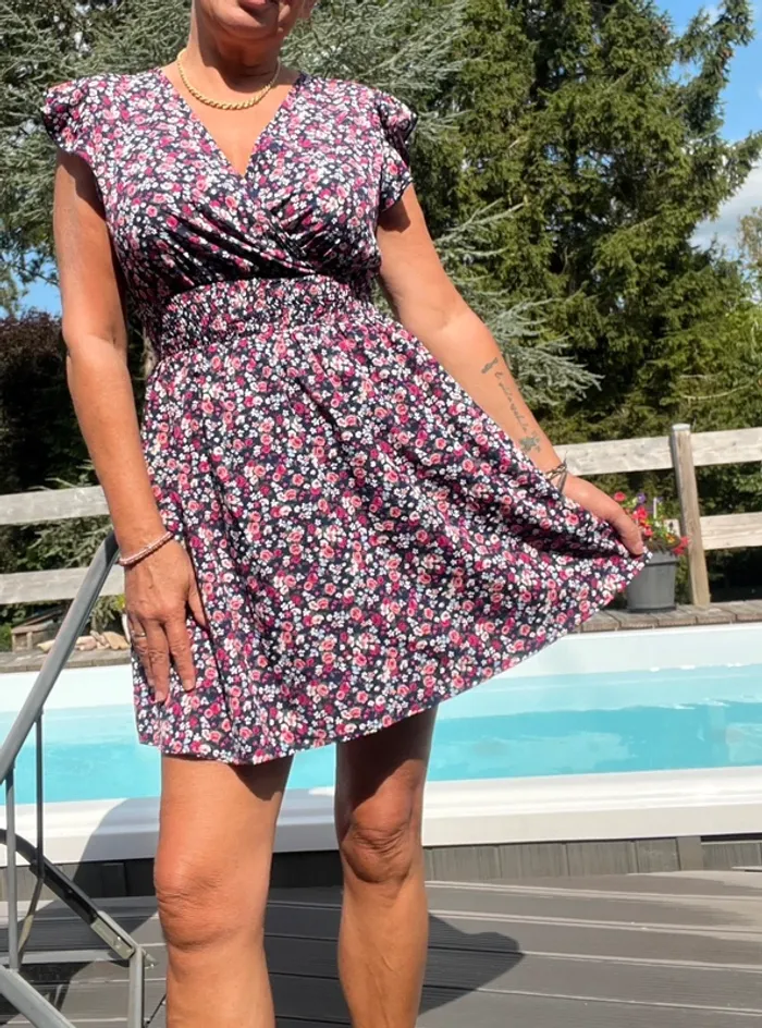 Jolie petite robe d été taille m pour 38 motif fleurit rose et noir taille élastique état neuf - photo numéro 3