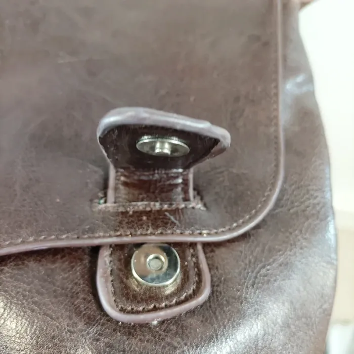 Sac besace marron chocolat effet cuir à rabat pression et bandoulière réglable S040 - photo numéro 6