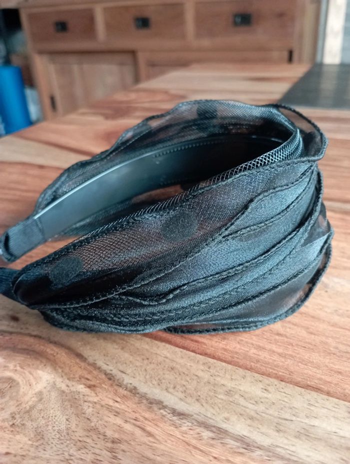 Serre-tête en voile et satin noir plissé