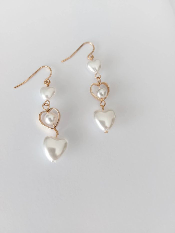 Boucles d'oreilles pendantes  - cœur blanc  - bohème coquette 🌸 - photo numéro 3