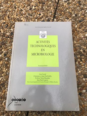 Livre microbiologie