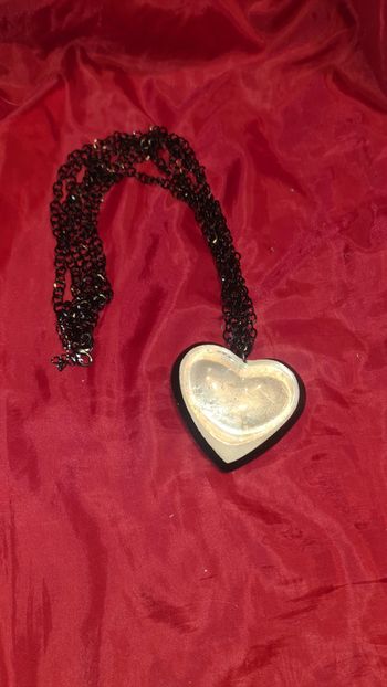 superbe pendentif cœur ex-voto blanc nacré et noir chaine vieilli