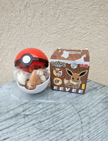 Figurine Pokémon Evoli avec Pokéball