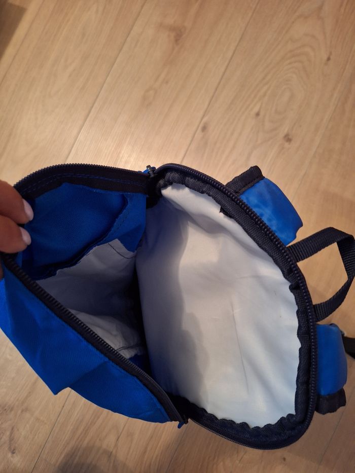 Sac à dos 37x20x10 petit taille excellent état bleu 2 fermetures - photo numéro 4