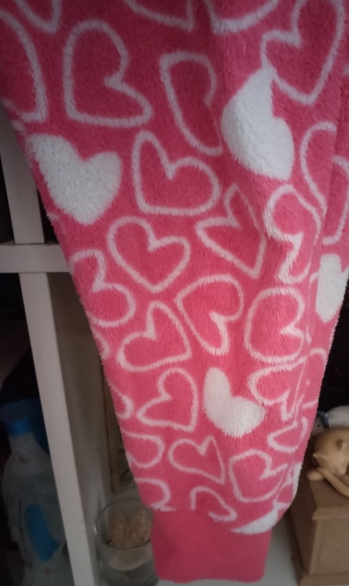 Combinaison pyjamas polaire motifs coeurs 9/10 ans en très bon état - photo numéro 3