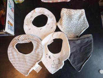 Lot de 5 bavoirs triangle, 0,6 mois, bébé garçon, marine, blanc, rayures, motifs, repas, alimentation