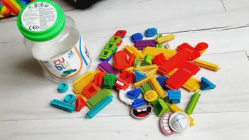 Jeu jouet boîte de 65 pièces jeu de construction cubik à encastrer