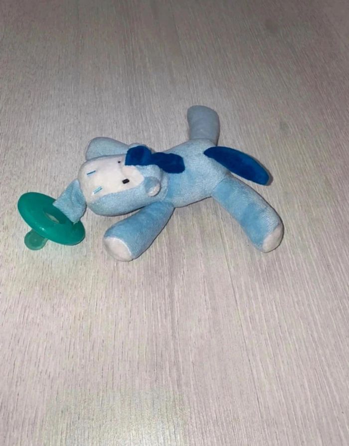 Petit nounours avec tétine attacher