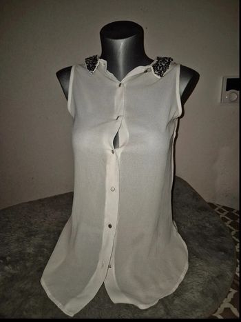 Chemisier blanc avec perles pailletées en excellent état, taille 38.