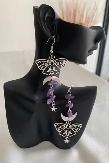 Boucles d’oreilles asymétriques longues papillon lune et pierres violettes
