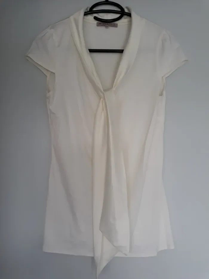 Jolie blouse beige avec noeud cravate
