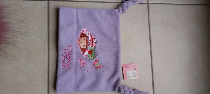 Joli lot de 2 bonnets 1 charlotte aux fraises neuf en polaire  et bonnet pompon en laine lipsy london. - photo numéro 6