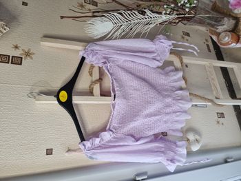 Top jennyfer taille S parfait pour créer un disneybound raiponce.