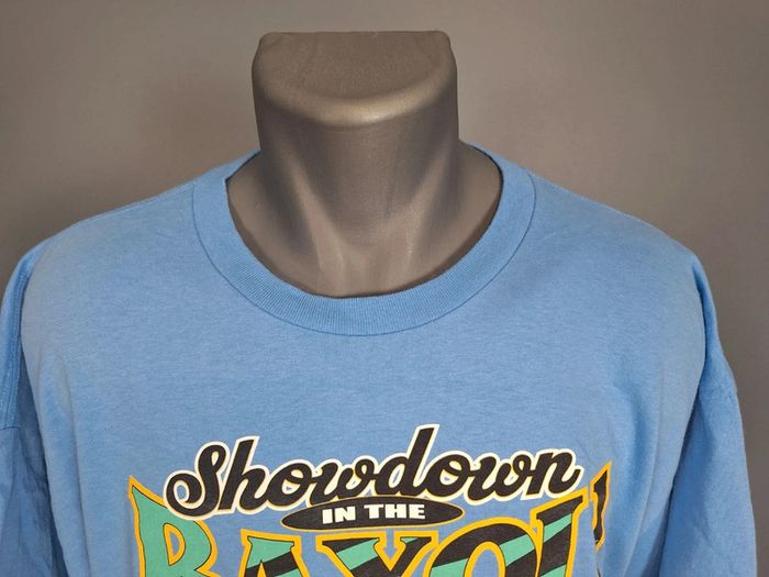 T-shirt imprimé gildan - Showdown in the Bayou – 50th Anniversary 2023 New Orleans (504) - photo numéro 2