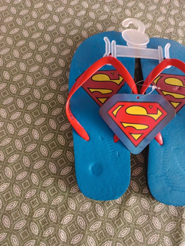 Paire de claquettes neuves Superman taille 34/35 - photo numéro 2