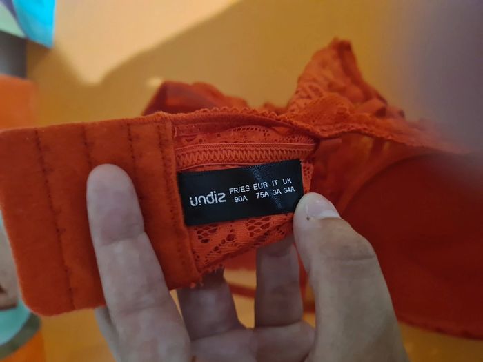 Soutien gorge rouge - photo numéro 3