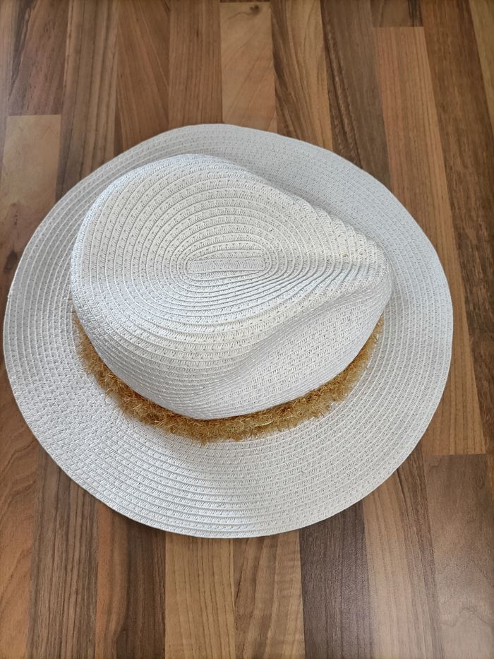 Jolie chapeau blanc et moutarde avec quelques coquillages doré Camaïeu L - photo numéro 4