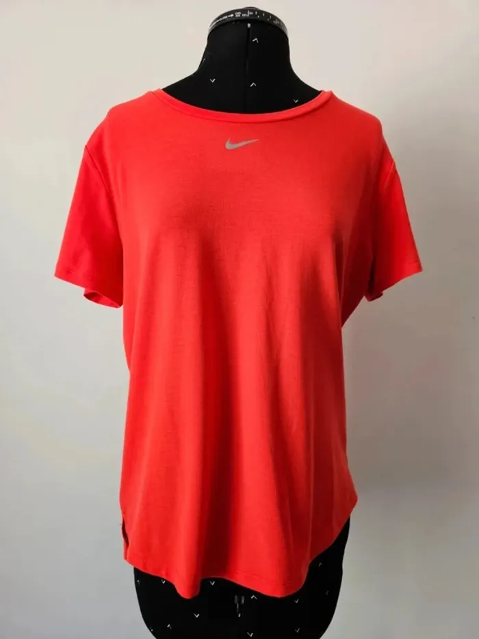 🔥 T-shirt Nike Femme Taille M - Orange Vif, Technologie Dri-FIT, Excellent État 🔥