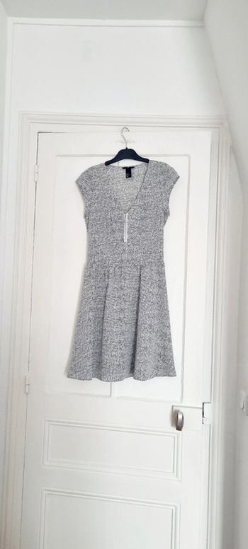 Robe courte h&m 34 imprimée moucheté noire et blanche neuve manche courte