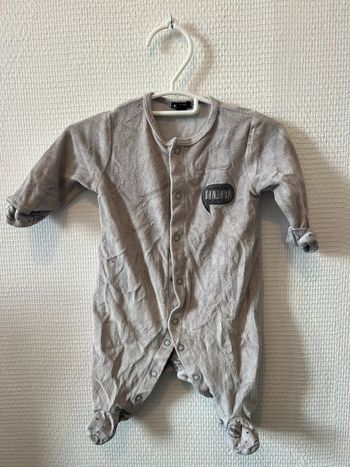 Pyjama croisée 3 mois en Très bonne état.
