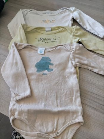 Lot de 3 bodys en taille 3 mois