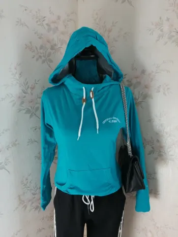 Sweat à capuche fin bleu turquoise avec lien et broderie / crique privee / (L)