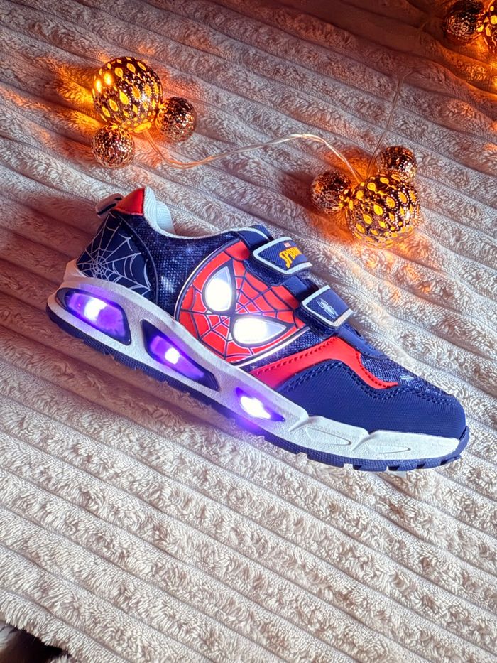 Basket Spiderman lumineux - photo numéro 2