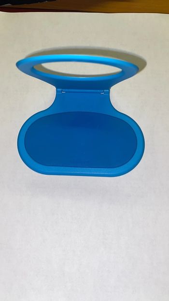 Porte-telephone bleu pendant la charge