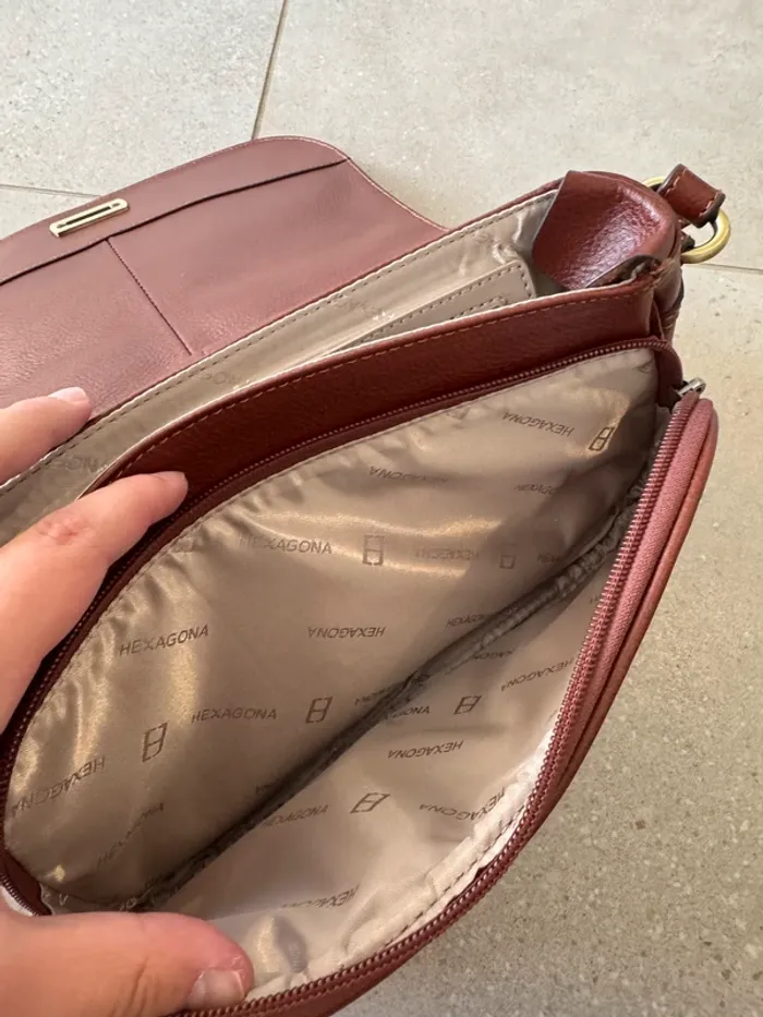 Sac à bandoulière marron Hexagona, en cuir  très bon état, 28*18cm valeur 140€ - photo numéro 6