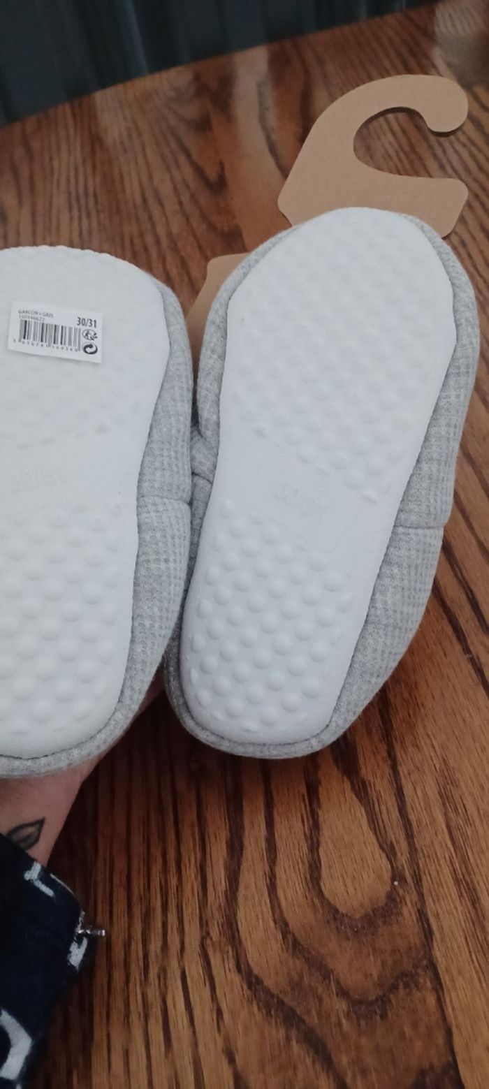 Tres joli paire de Chaussons fille Pointure 30/31 - photo numéro 3