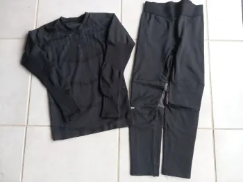 Tee-shirt + legging Décathlon mixte 8 ans.