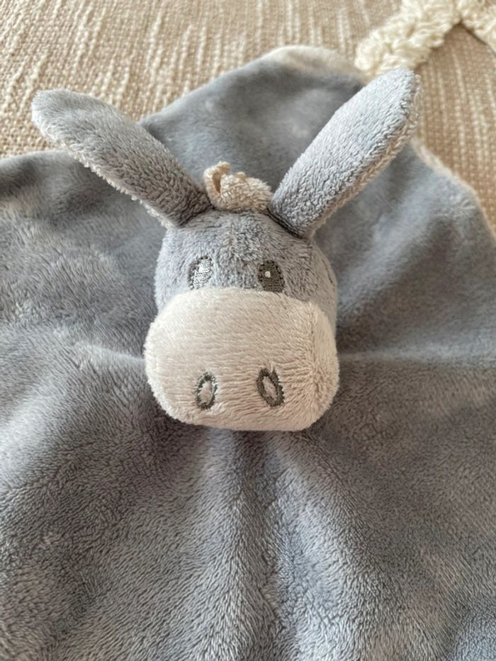 Peluche doudou plat 21cm FIP objet pub ane gris et blanc très bon état - photo numéro 2