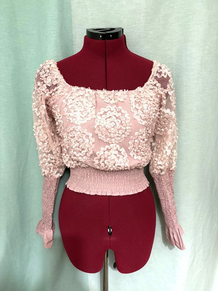 Petit haut rose avec fleurs cousues, resseré à la taille et aux poignets S/M