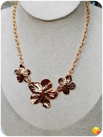 Collier doré fleurs relief - style Lou.Yetu tendance bohème chic