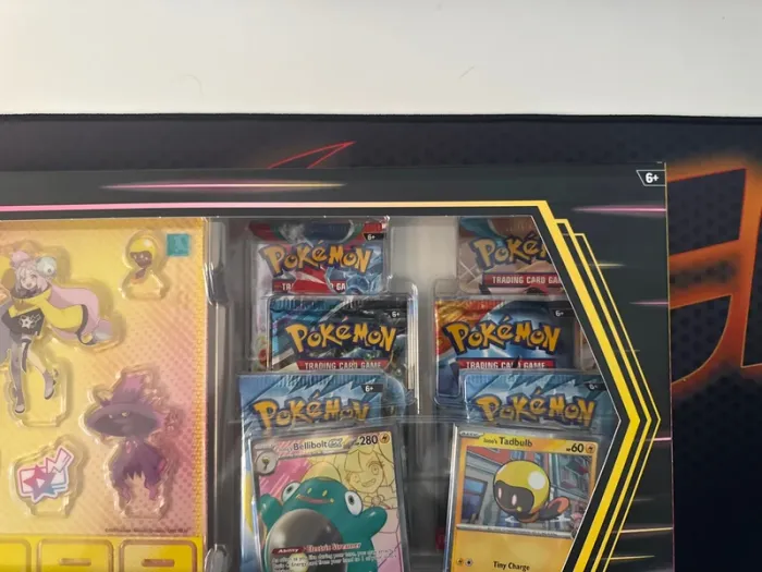 Pokémon TCG: Iono’s Bellibolt ex Premium Collection - English - photo numéro 4