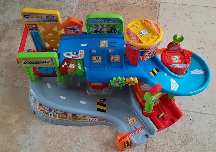 Lot garage tut tut bolide  avec  18 véhicules + 1 télécommandé - photo numéro 2