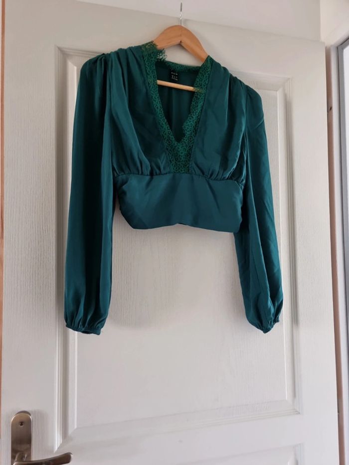Crop top vert émeraude et dentelle