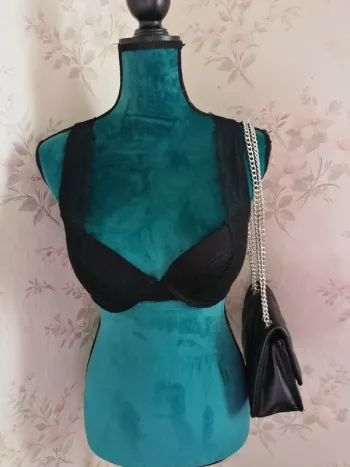 Soutien gorge noir en dentelle ouvert dans le dos / sans marque / (95C)