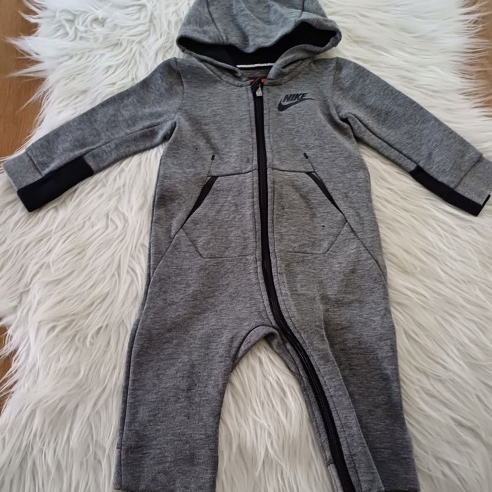 Combinaison Nike taille 12 mois
