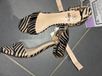 Sandales à talon avec étiquette