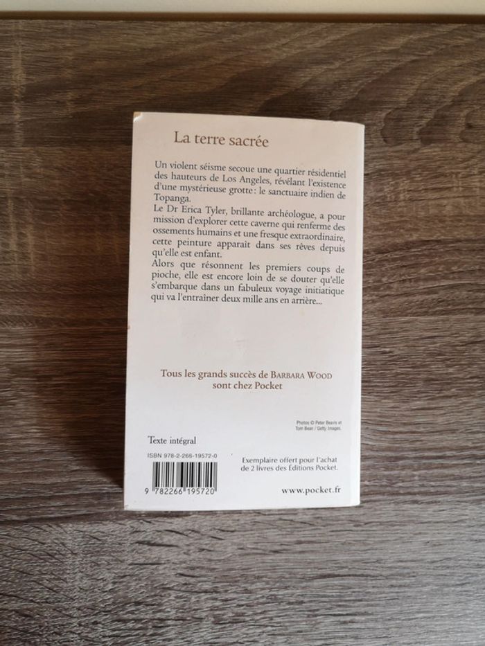 Livre La terre sacrée de Barbara Wood - photo numéro 2