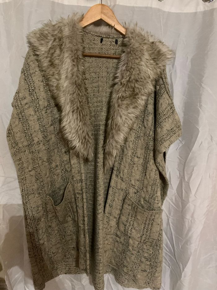 Veste épaisse longue Oversize manches courtes taille 42-44 très bon état col fausse fourrure - photo numéro 3